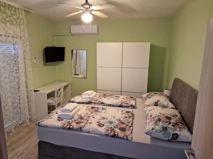 Image No.14-16 Bed Property for sale