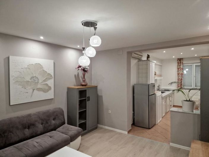 Image No.8-16 Bed Property for sale