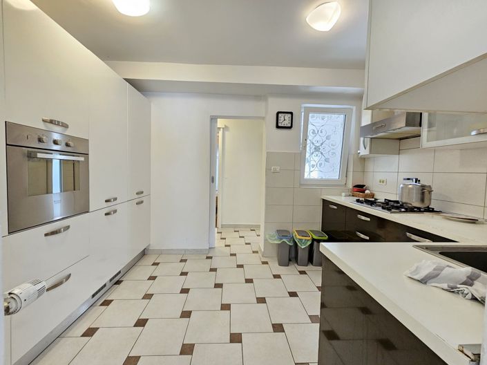 Image No.15-8 Bed Property for sale