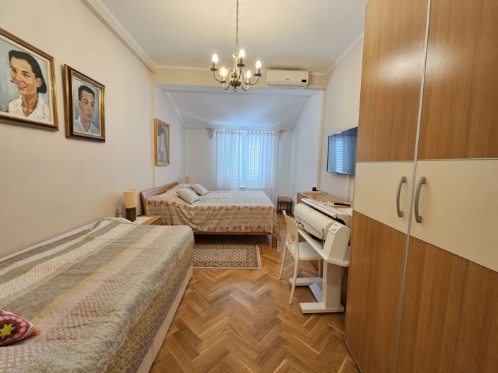 Image No.22-8 Bed Property for sale