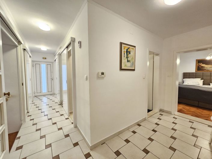 Image No.23-8 Bed Property for sale