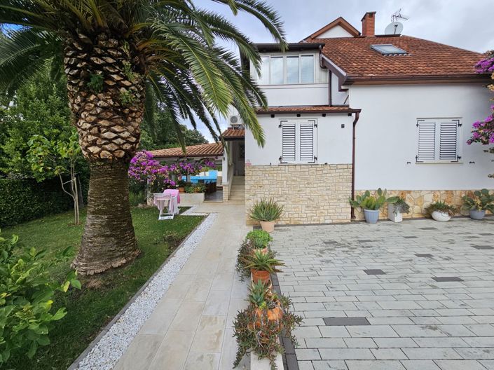 Image No.4-8 Bed Property for sale