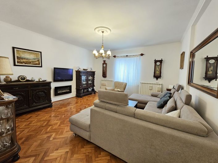 Image No.8-8 Bed Property for sale