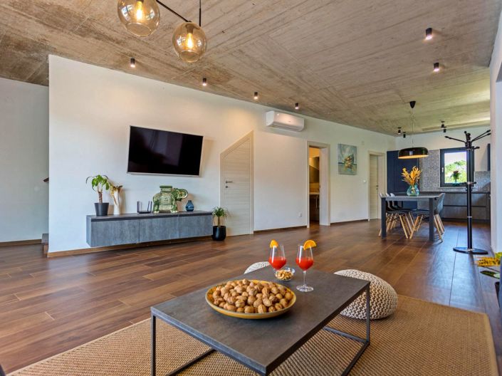 Image No.10-3 Bed Property for sale