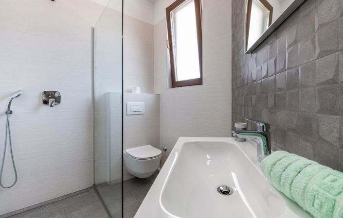 Image No.10-10 Bed Property for sale