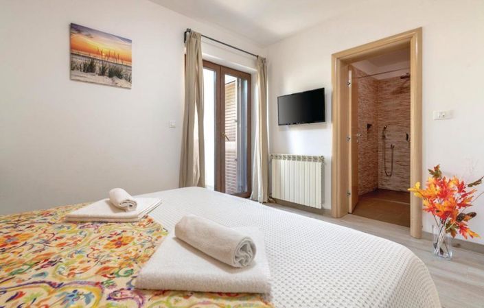 Image No.16-10 Bed Property for sale