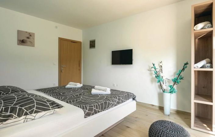 Image No.18-10 Bed Property for sale