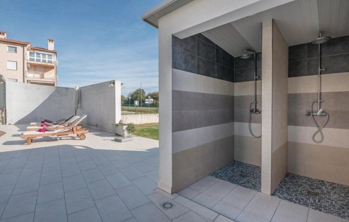 Image No.6-10 Bed Property for sale