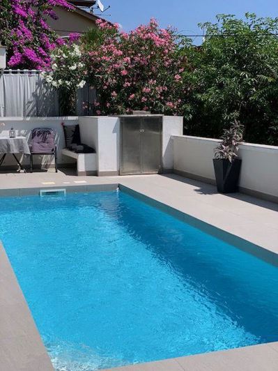 Image No.2-8 Bed Property for sale