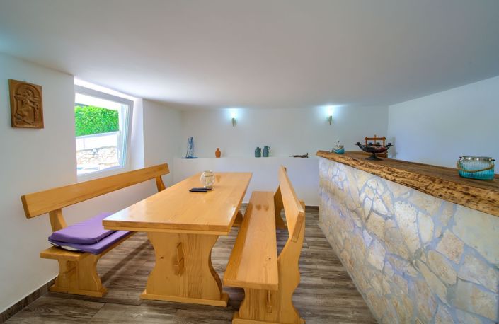 Image No.10-6 Bed Property for sale