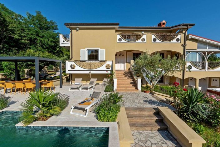 Image No.10-6 Bed Property for sale