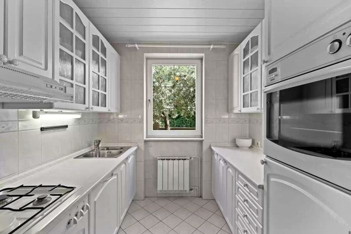 Image No.22-6 Bed Property for sale