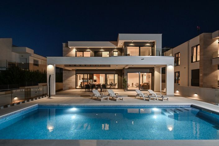 Image No.11-4 Bed Property for sale