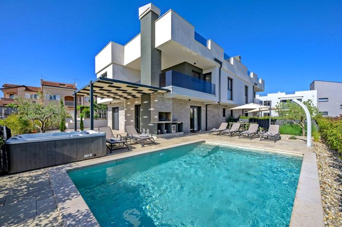 Image No.1-4 Bed Property for sale