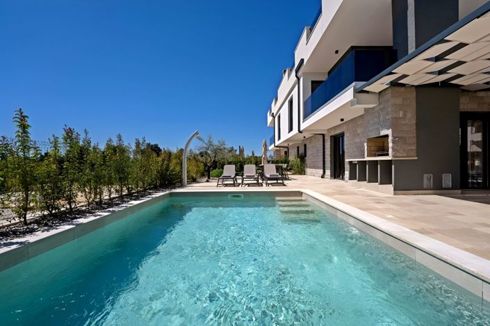 Image No.1-4 Bed Property for sale
