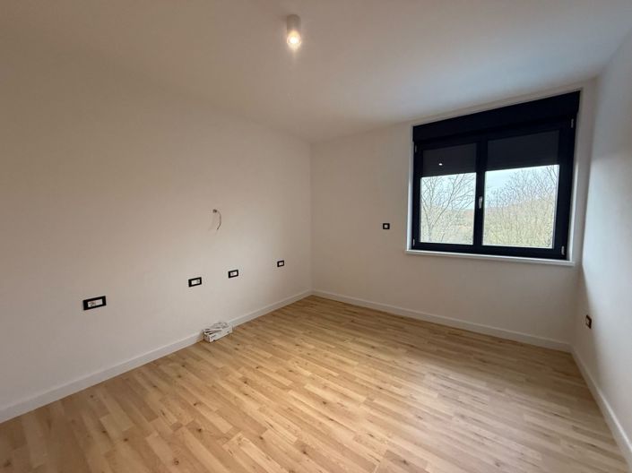 Image No.10-3 Bed Property for sale