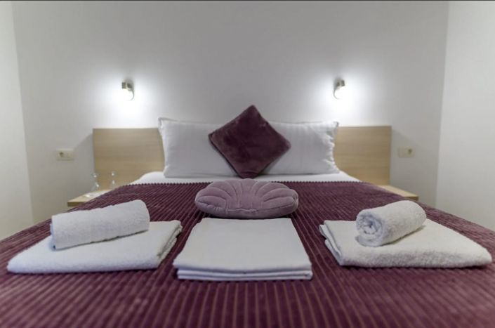 Image No.20-38 Bed Property for sale