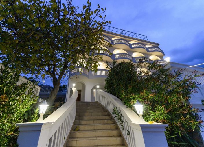 Image No.7-38 Bed Property for sale