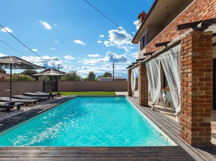 Image No.13-6 Bed Property for sale