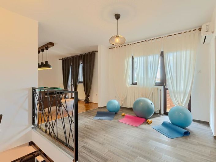 Image No.18-6 Bed Property for sale