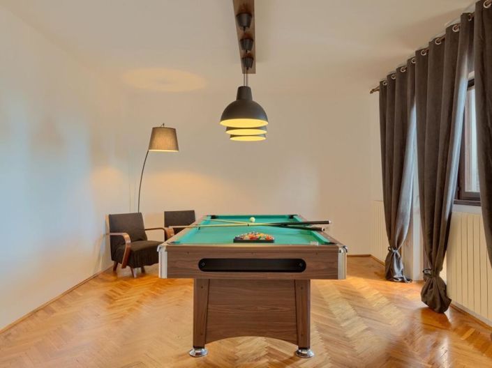 Image No.18-6 Bed Property for sale