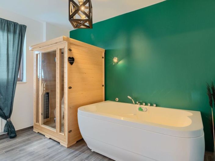 Image No.20-6 Bed Property for sale