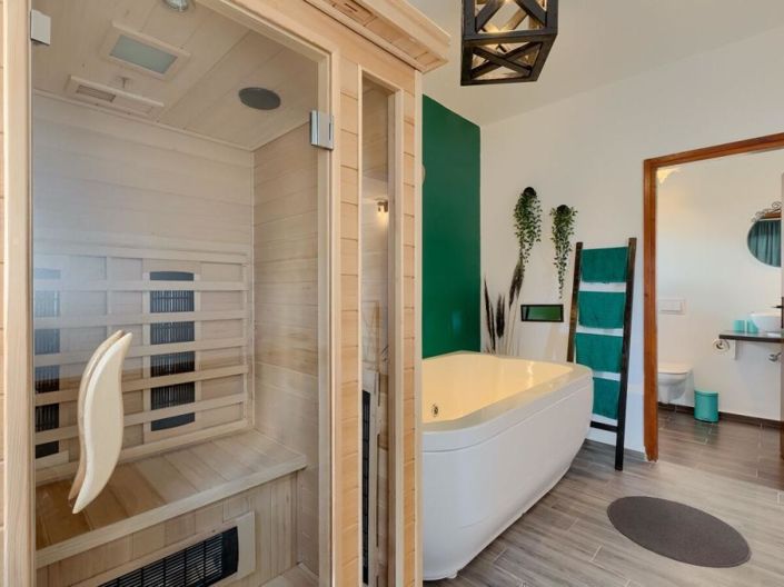 Image No.21-6 Bed Property for sale