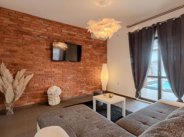 Image No.23-6 Bed Property for sale