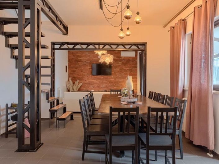 Image No.24-6 Bed Property for sale