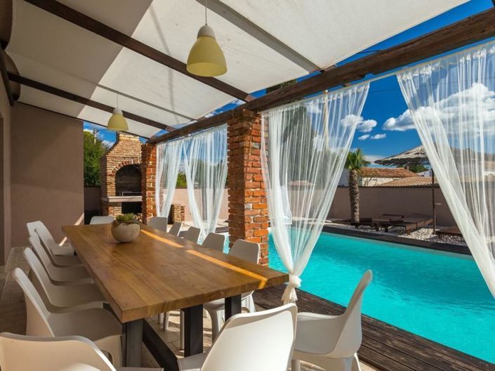 Image No.8-6 Bed Property for sale