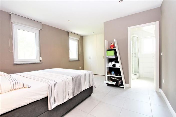 Image No.13-3 Bed Property for sale