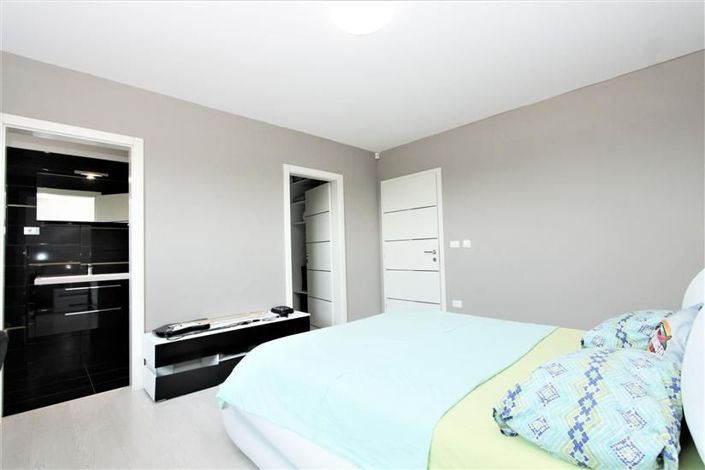 Image No.15-3 Bed Property for sale