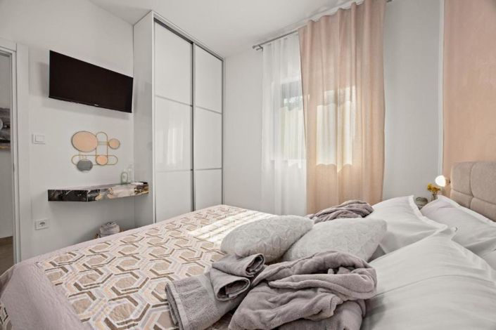 Image No.12-2 Bed Property for sale