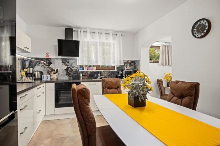 Image No.18-2 Bed Property for sale