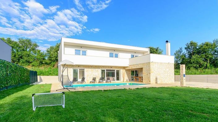 Image No.1-4 Bed Property for sale