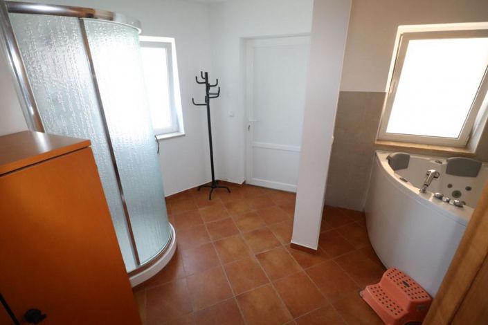 Image No.16-5 Bed Property for sale