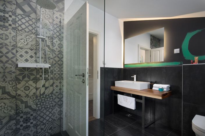 Image No.24-6 Bed Property for sale