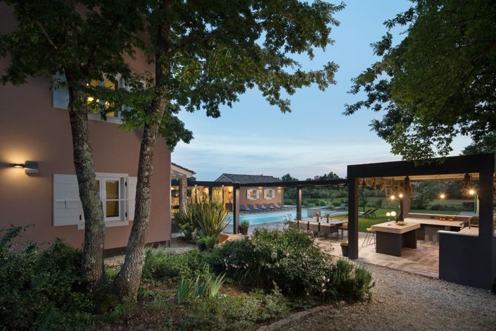 Image No.8-6 Bed Property for sale