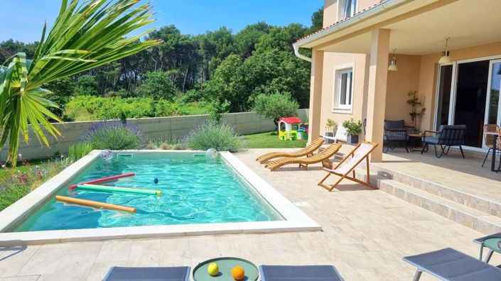Image No.1-4 Bed Property for sale