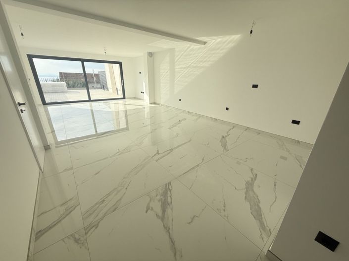 Image No.3-3 Bed Property for sale