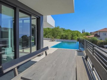 1 - Kostrena, Propriété