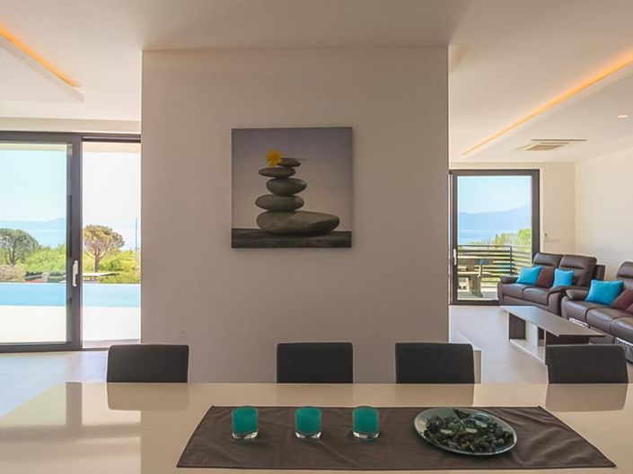 Image No.12-5 Bed Property for sale