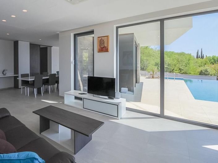 Image No.24-5 Bed Property for sale