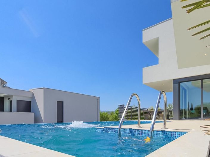 Image No.3-5 Bed Property for sale