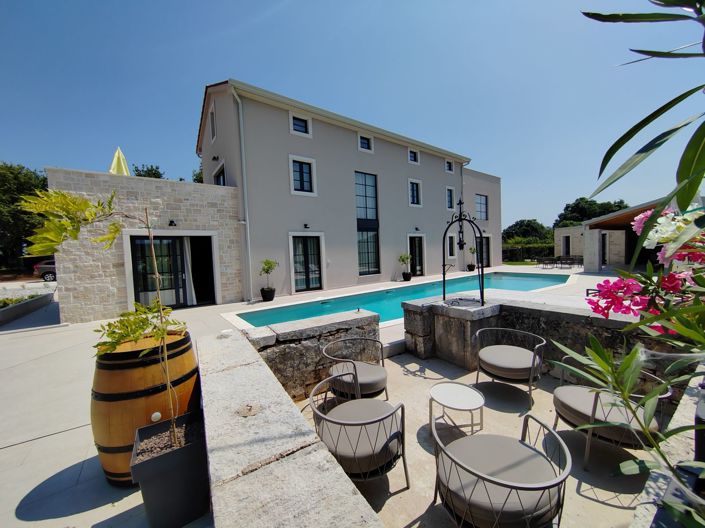 Image No.1-5 Bed Property for sale
