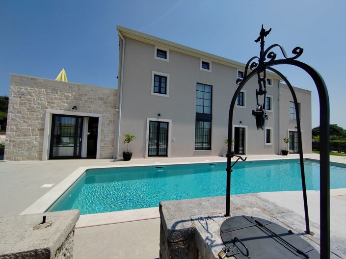 Image No.12-5 Bed Property for sale