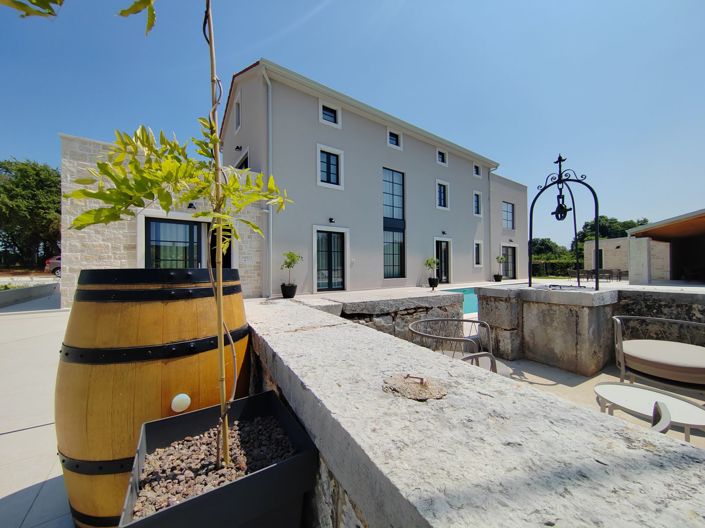 Image No.17-5 Bed Property for sale