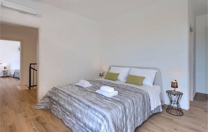 Image No.25-3 Bed Property for sale