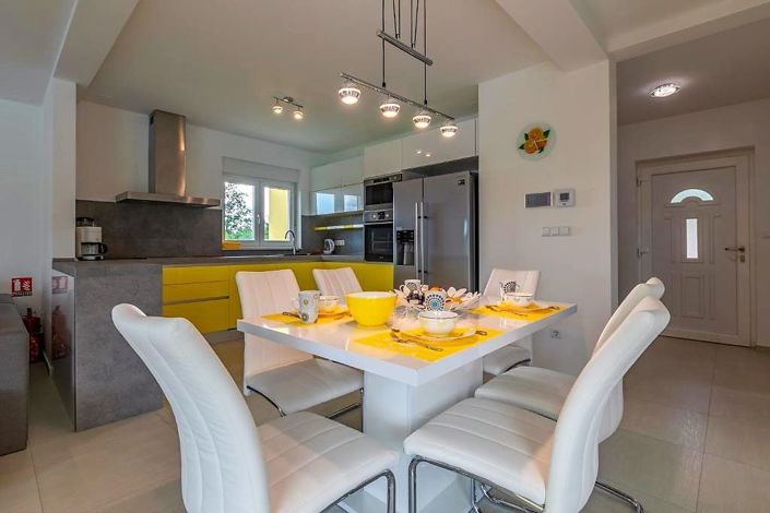 Image No.19-3 Bed Property for sale