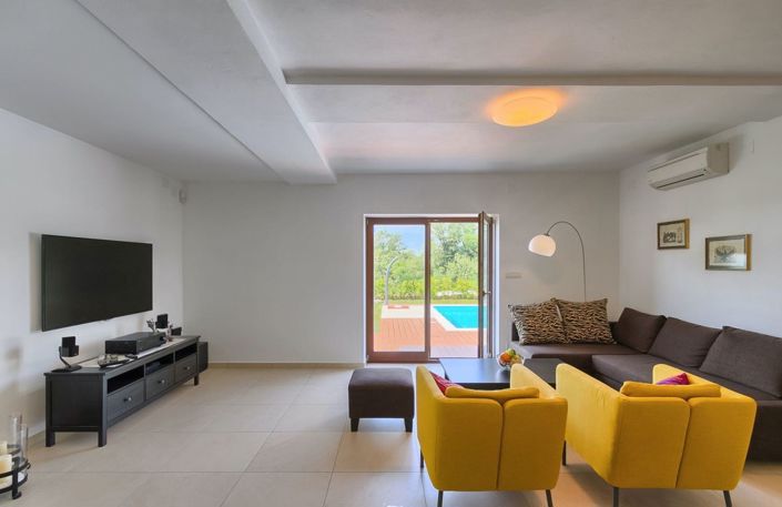 Image No.11-3 Bed Property for sale